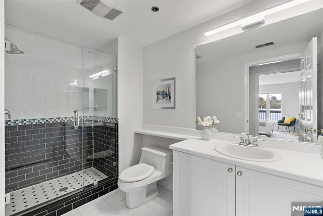 202 Adams Court, Edgewater, NJ 07020