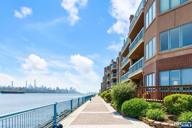 202 Adams Court, Edgewater, NJ 07020