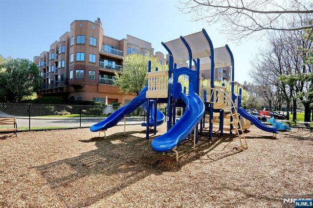 202 Adams Court, Edgewater, NJ 07020