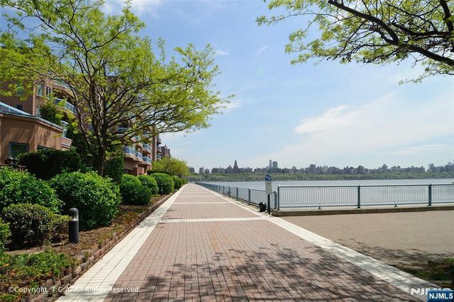 202 Adams Court, Edgewater, NJ 07020