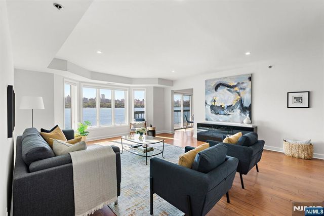 202 Adams Court, Edgewater, NJ 07020