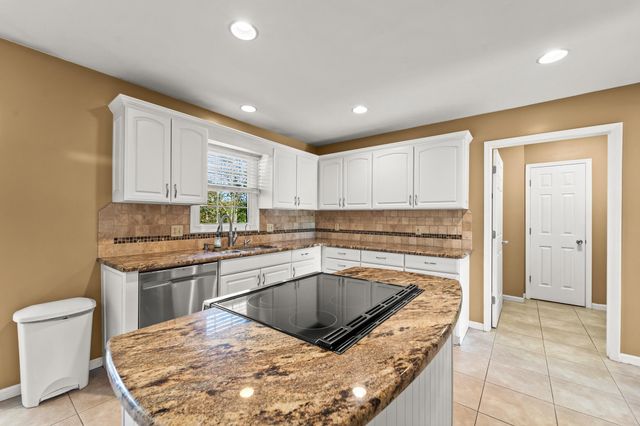 1606 INDEPENDENCE DR, Jefferson City, MO 65109