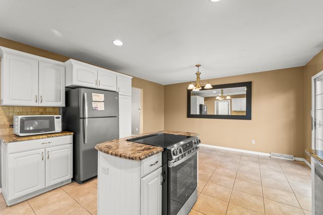 1606 INDEPENDENCE DR, Jefferson City, MO 65109