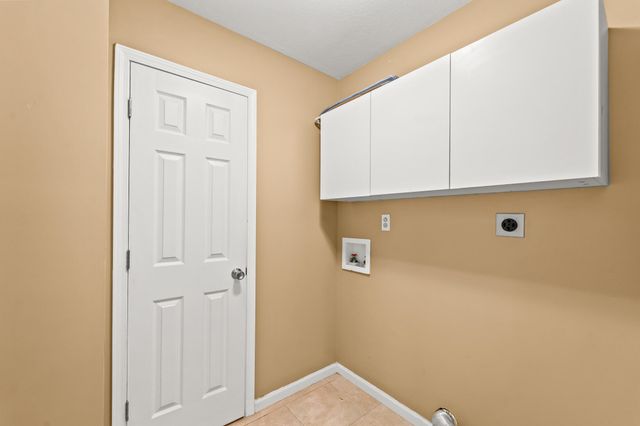 1606 INDEPENDENCE DR, Jefferson City, MO 65109