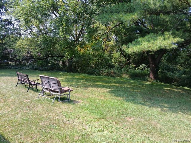 5349 E Carpenter Road, Flint, MI 48506