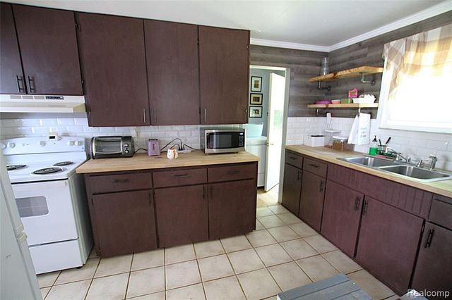 5349 E Carpenter Road, Flint, MI 48506