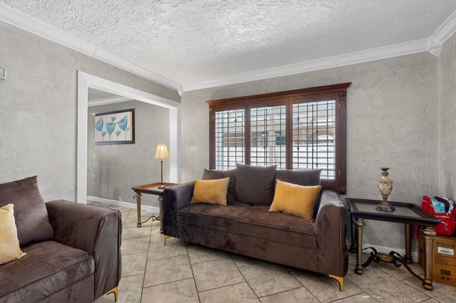 221 58th Street NW, Albuquerque, NM 87105