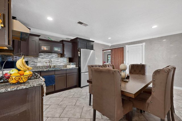 221 58th Street NW, Albuquerque, NM 87105