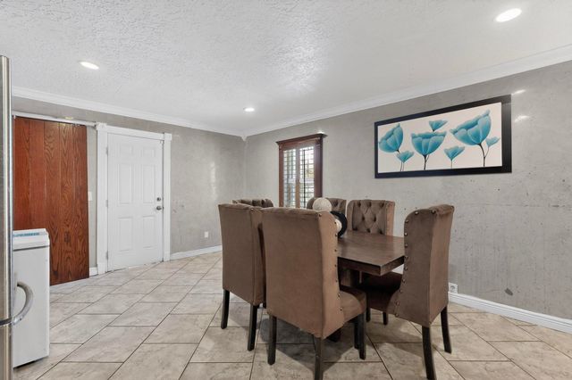 221 58th Street NW, Albuquerque, NM 87105