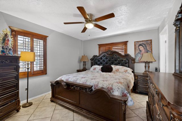 221 58th Street NW, Albuquerque, NM 87105