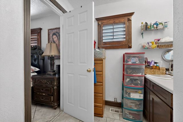 221 58th Street NW, Albuquerque, NM 87105