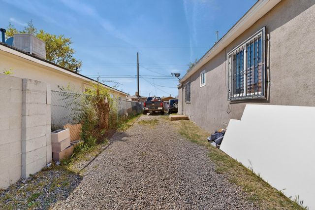 221 58th Street NW, Albuquerque, NM 87105