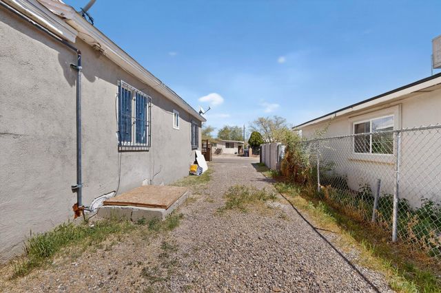 221 58th Street NW, Albuquerque, NM 87105