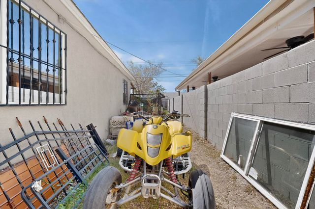 221 58th Street NW, Albuquerque, NM 87105