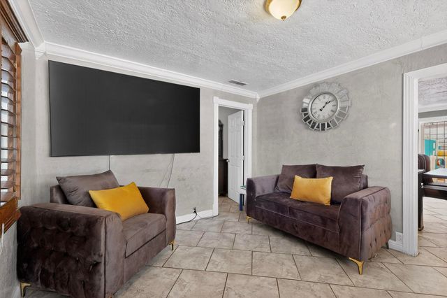 221 58th Street NW, Albuquerque, NM 87105