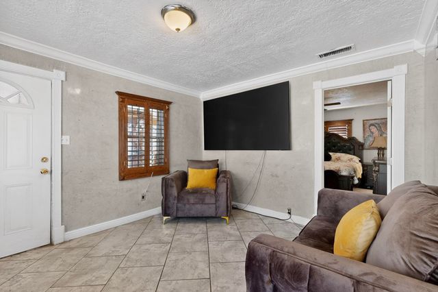 221 58th Street NW, Albuquerque, NM 87105