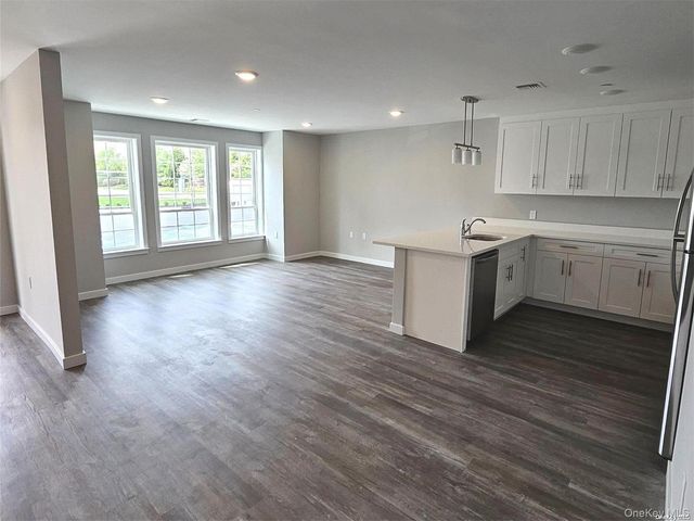 221 Eastview Drive 18, Central Islip, NY 11722