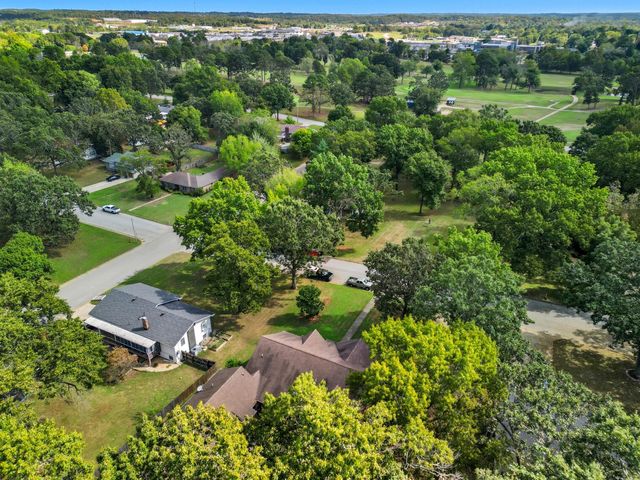 1157 Chateau Drive, West Plains, MO 65775