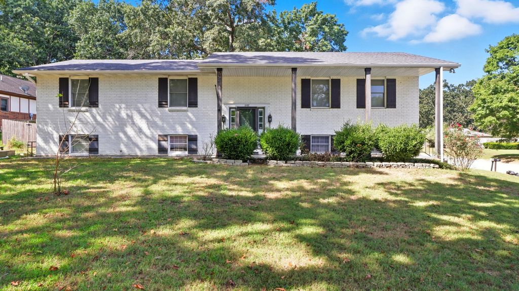1157 Chateau Drive, West Plains, MO 65775