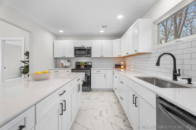 1625 East Drive, Bartlesville, OK 74006