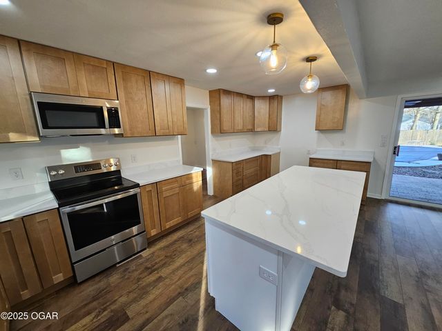 1011 3rd Street, Monett, MO 65708