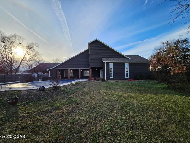 1011 3rd Street, Monett, MO 65708