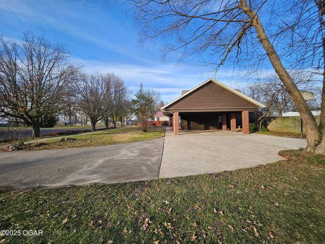 1011 3rd Street, Monett, MO 65708