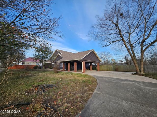 1011 3rd Street, Monett, MO 65708