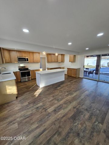 1011 3rd Street, Monett, MO 65708