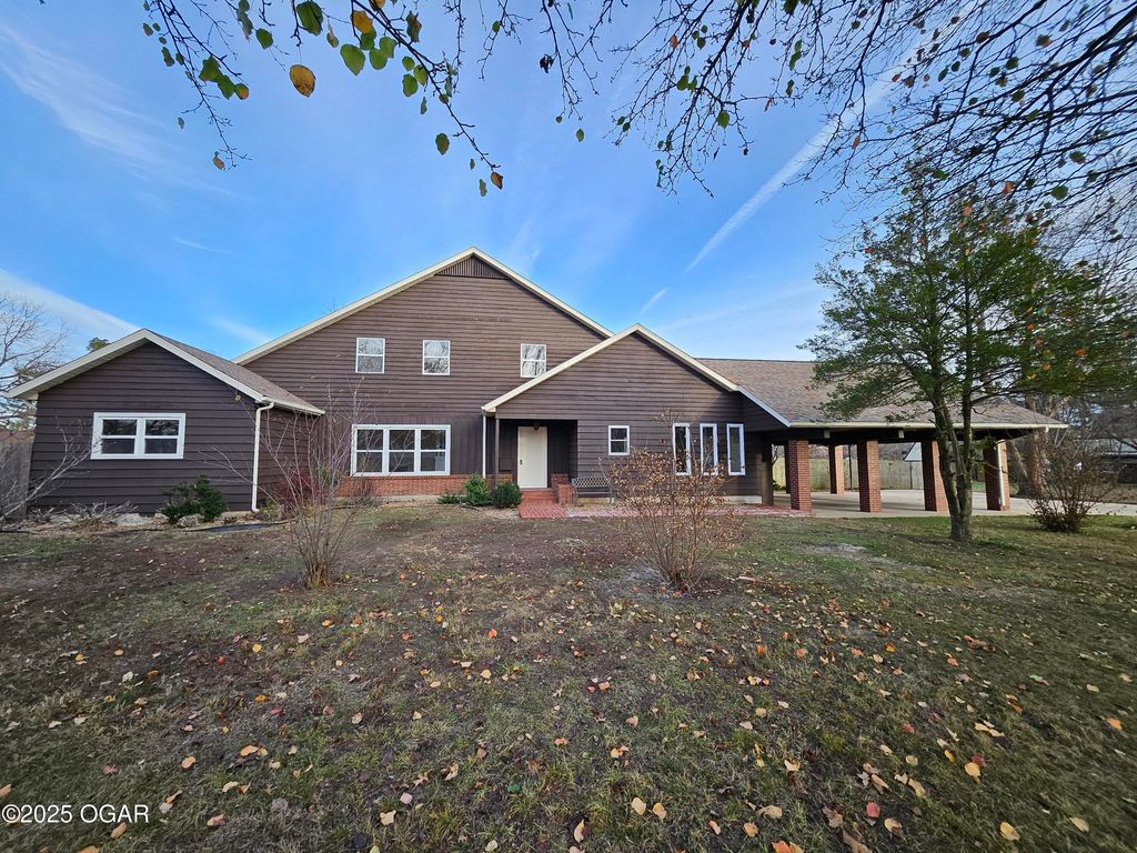 1011 3rd Street, Monett, MO 65708