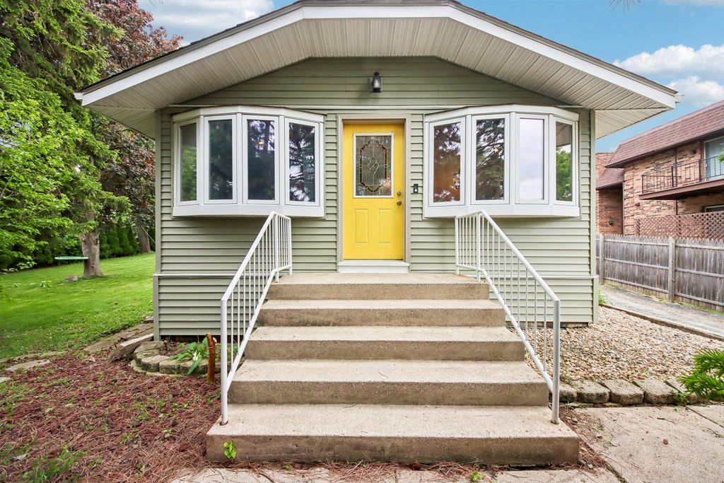 117 E 55th Street, Westmont, IL 60559
