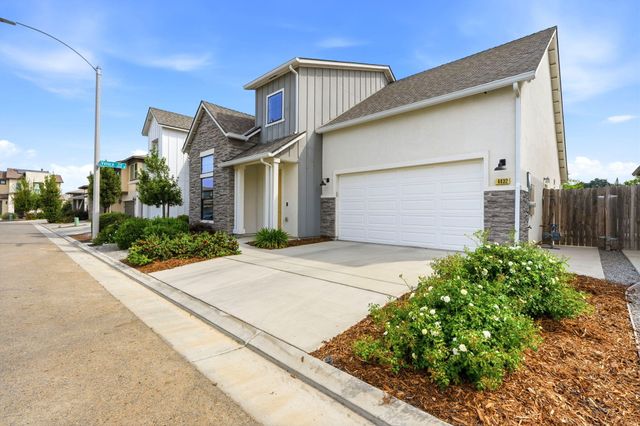 4432 S University Street, Visalia, CA 93277