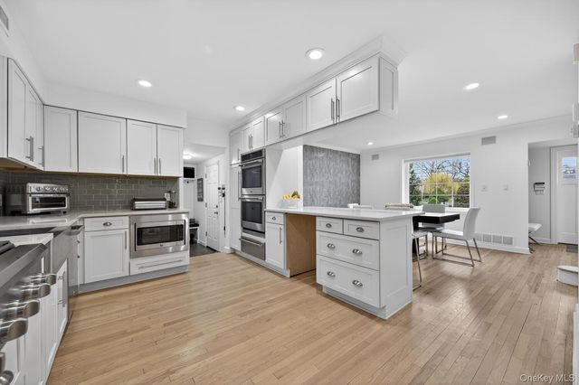 65 Circle Drive, Roslyn Heights, NY 11577