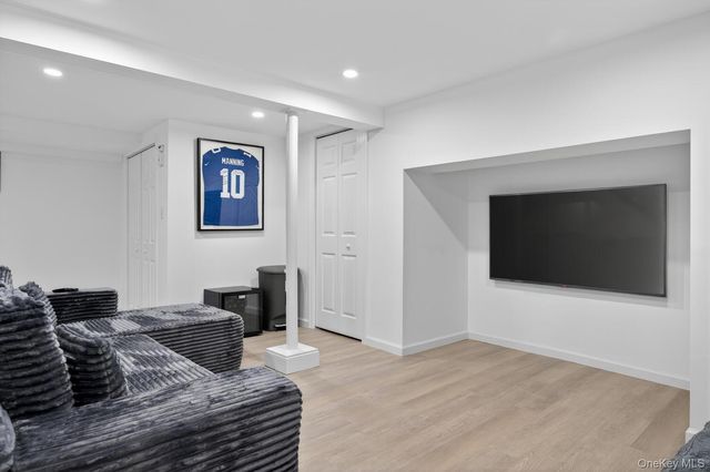 65 Circle Drive, Roslyn Heights, NY 11577