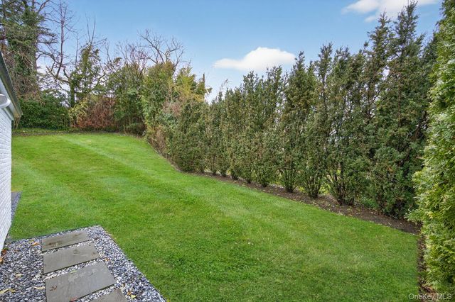 65 Circle Drive, Roslyn Heights, NY 11577