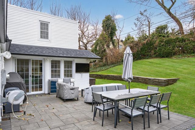 65 Circle Drive, Roslyn Heights, NY 11577