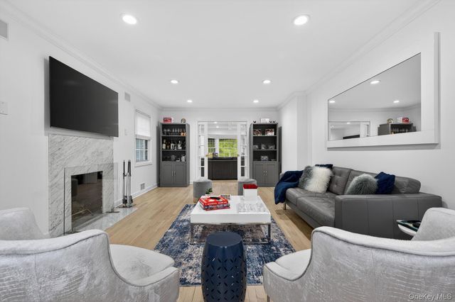 65 Circle Drive, Roslyn Heights, NY 11577