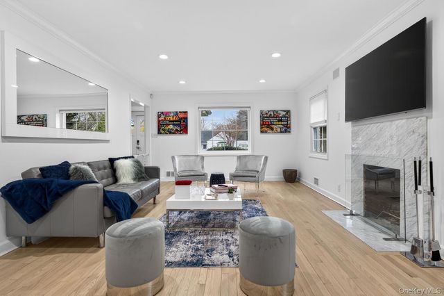 65 Circle Drive, Roslyn Heights, NY 11577