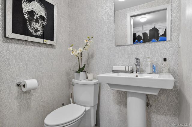 65 Circle Drive, Roslyn Heights, NY 11577