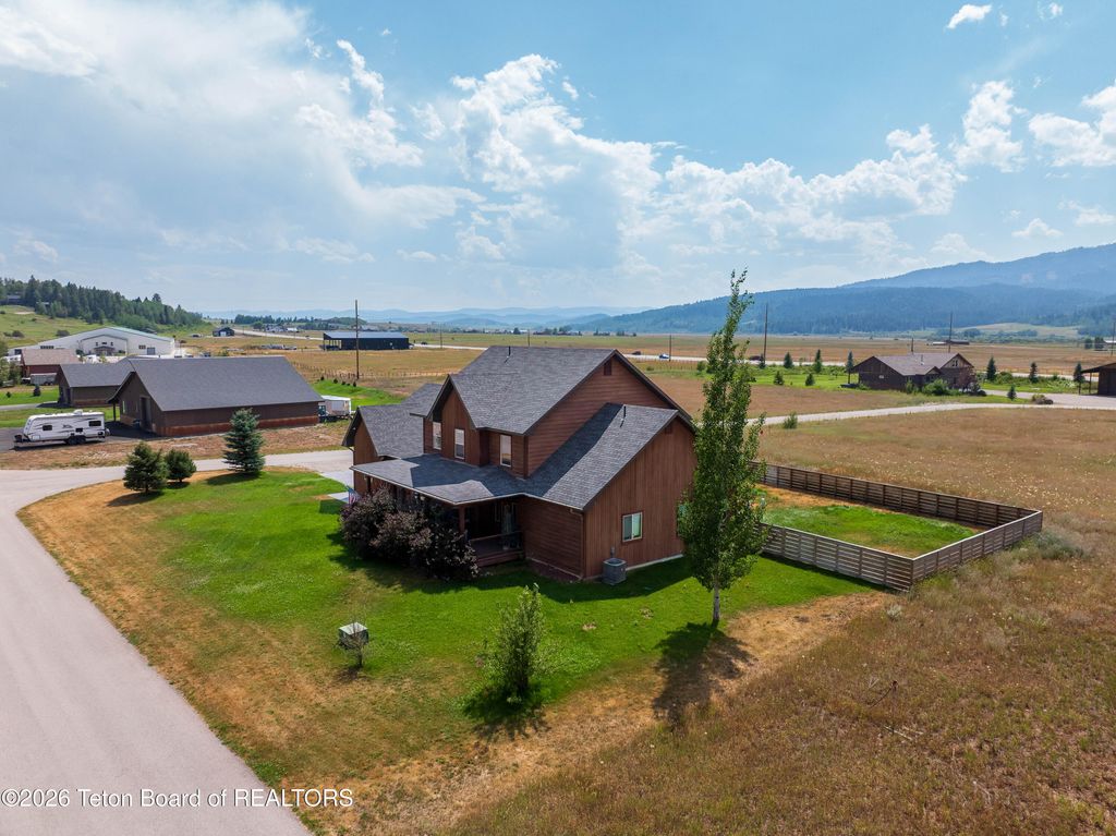 233 BADGER Road, Alpine, WY 83128 photo 3