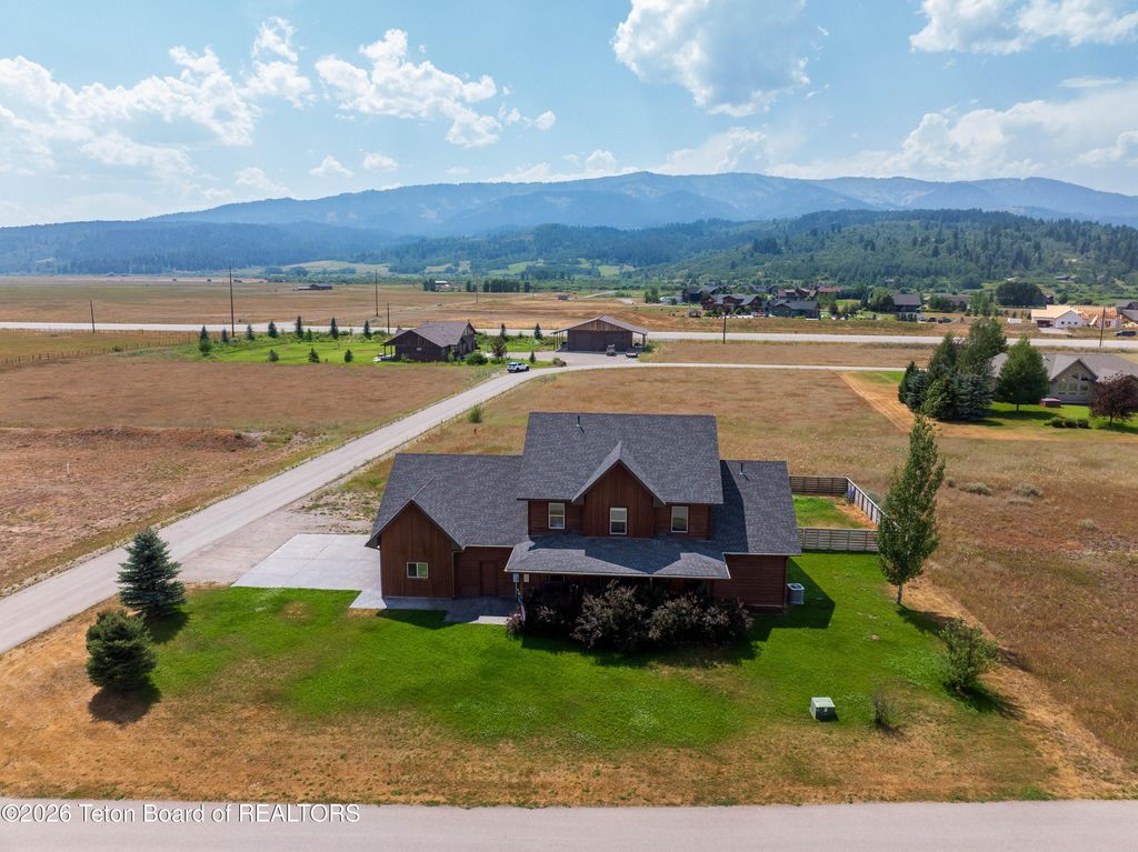 233 BADGER Road, Alpine, WY 83128 photo 4
