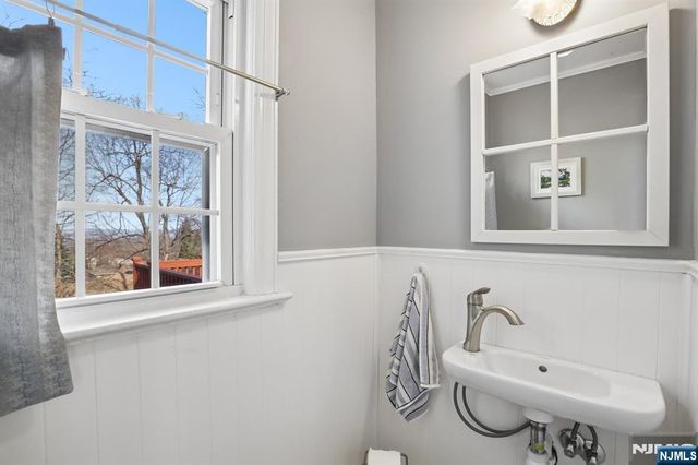 33 Coolidge Avenue, Caldwell, NJ 07006