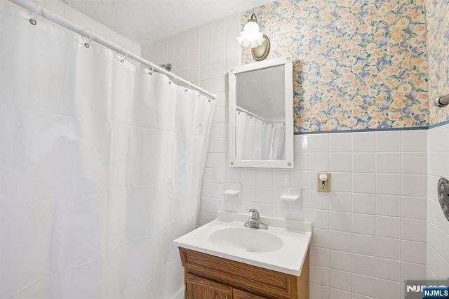 33 Coolidge Avenue, Caldwell, NJ 07006