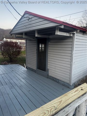 134 Salem Boulevard, Chapmanville, WV 25508