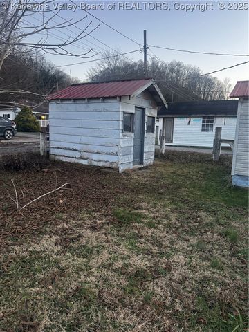 134 Salem Boulevard, Chapmanville, WV 25508