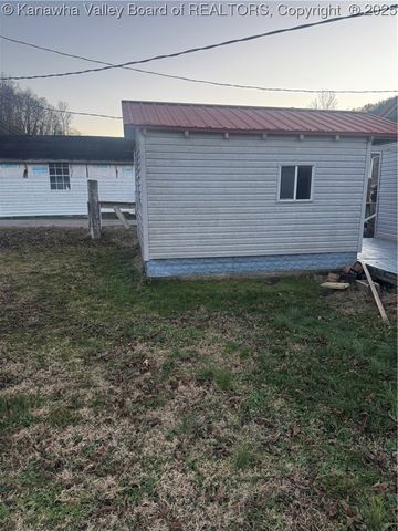 134 Salem Boulevard, Chapmanville, WV 25508