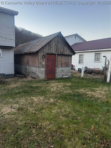 134 Salem Boulevard, Chapmanville, WV 25508