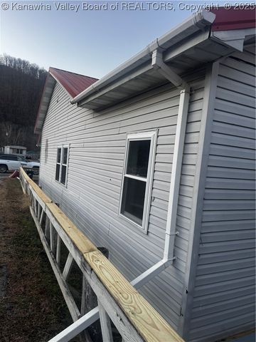 134 Salem Boulevard, Chapmanville, WV 25508