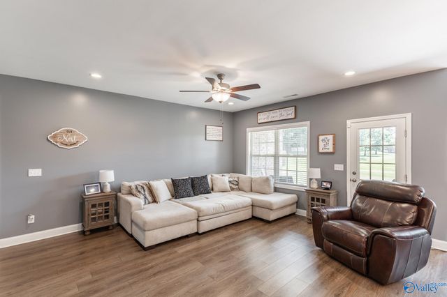 608 Magnolia Cove Lane SW, Hartselle, AL 35640