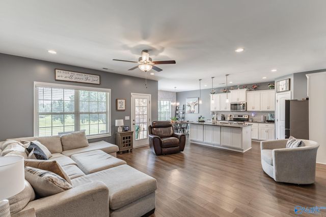 608 Magnolia Cove Lane SW, Hartselle, AL 35640